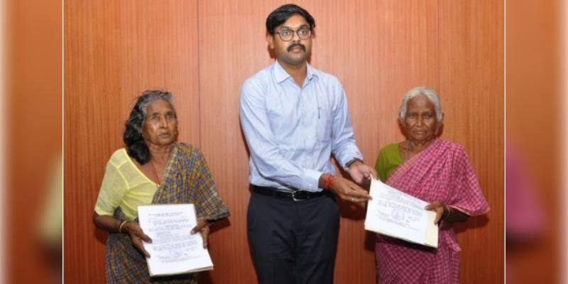 collector helped two elder women who held invalid notes