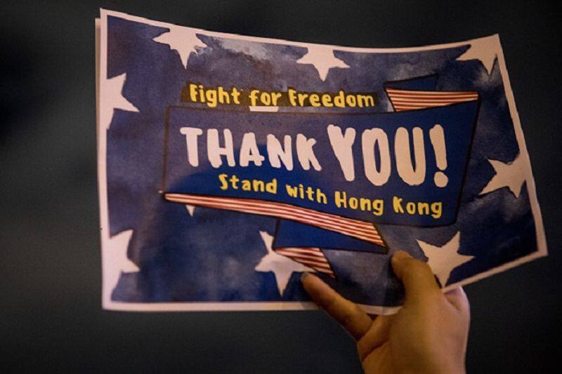 Hong Kong: Thousands gather to thank the US for human rights bill