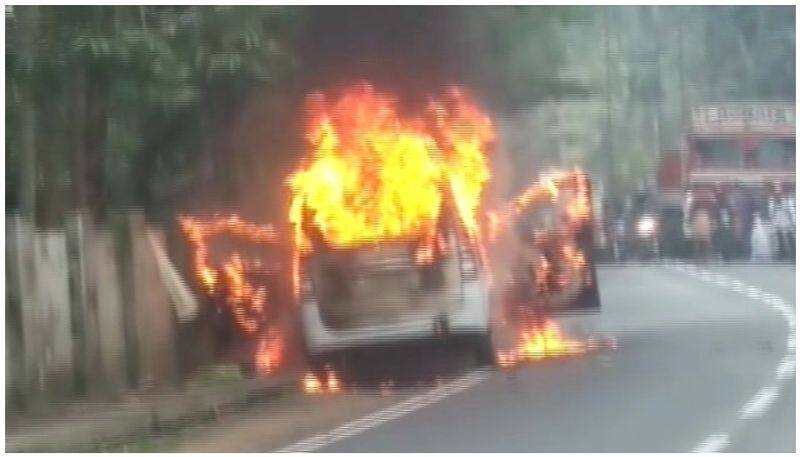 EC vehicle set ablaze in West Bengal s Purulia-dbr