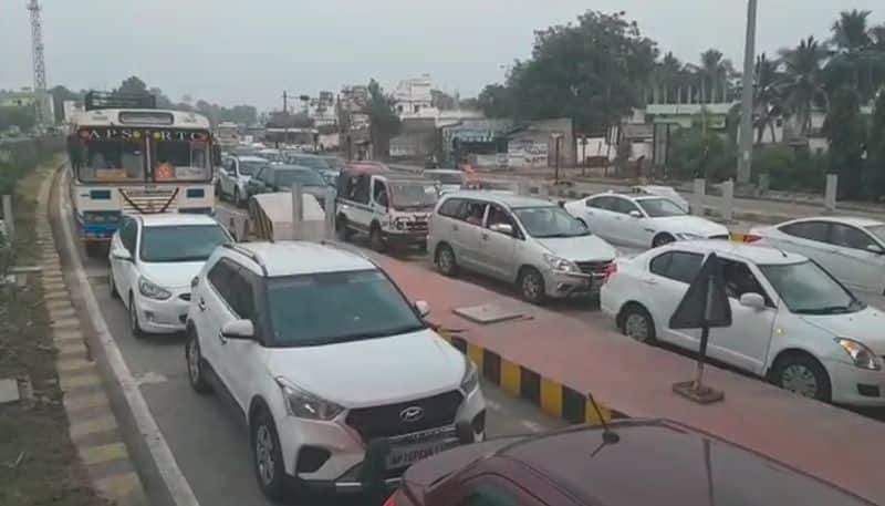 Heavy rush at kisar toll plaza  in krishna district