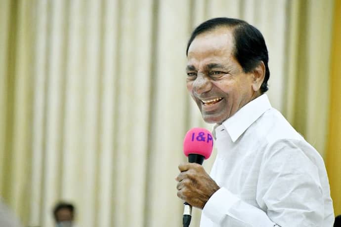 ఆర్టీసి ఉద్యోగులతో జరిగిన సమావేశంలో సీఎం కేసీఆర్ దరహాసం
