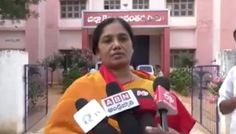 Former  Minister  Paritala  Sunitha  Holds  protest  infront  of  chennekothapalli police station 