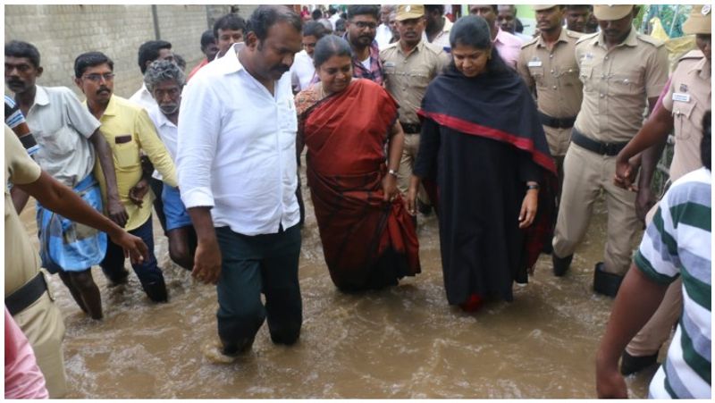 Kanimozhi into the water