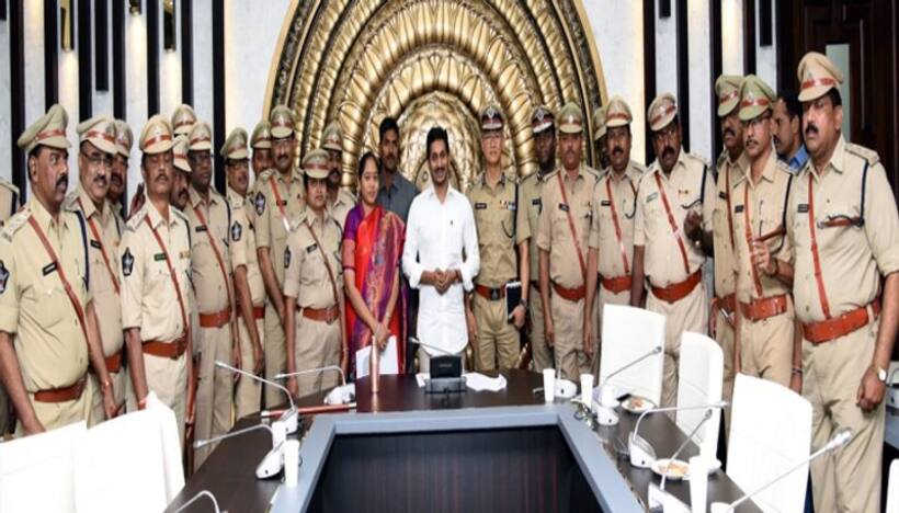 వైట్ హౌస్ ముట్టడించినా ఇంత భద్రత వుండదట..: జగన్ సెక్యూరిటీపై గోరంట్ల సెటైర్లు