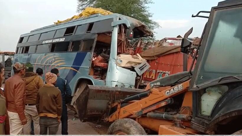 आगरा लखनऊ एक्सप्रेसवे में बस और ट्रक के बीच टक्कर 16 की मौत, 35 घायल