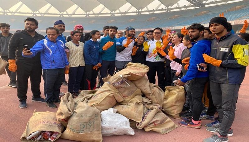 run to make country free collected 2.7 tonnes of plastic bottles  by plunging