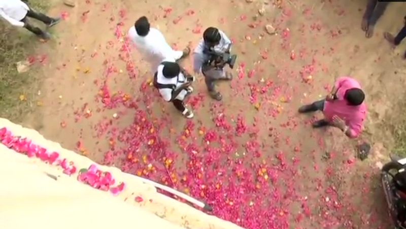 Just for disha: People sprinkled flowers on the police after accused encounter