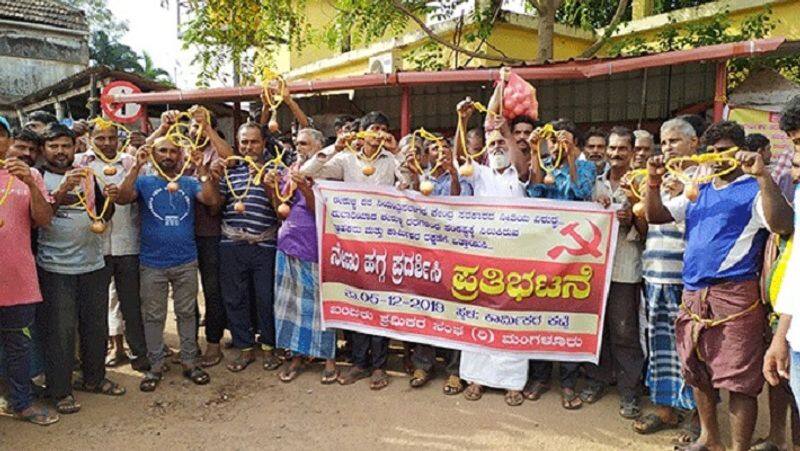 people hanged onion in protest of price increase in mangalore