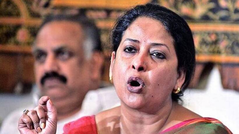 గాంధీ నెహ్రూ కుటుంబాన్ని తరతరాలుగా ప్రభువుల్లా గౌరవించాలా ?   శరిష్ఠ ముఖర్జీ సంచలన వ్యాఖ్యలు 