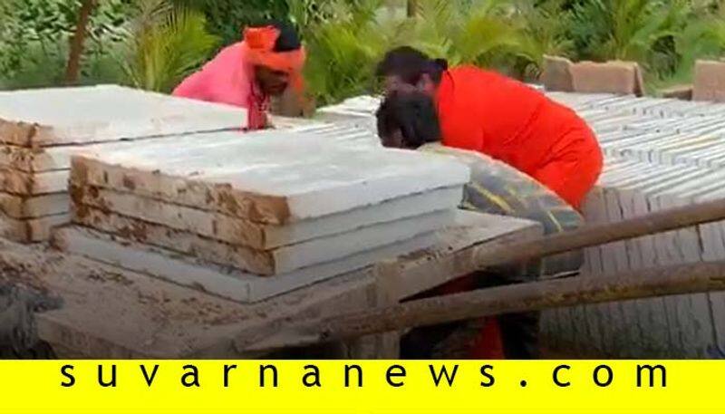 Davanagere Panchamasali Mutt Swamiji Join Hands With Labors