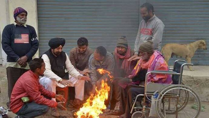 ठंड से ठिठुर रहे लोग, पंजाब में कई इलाकों का तापमान औसत से बहुत नीचे