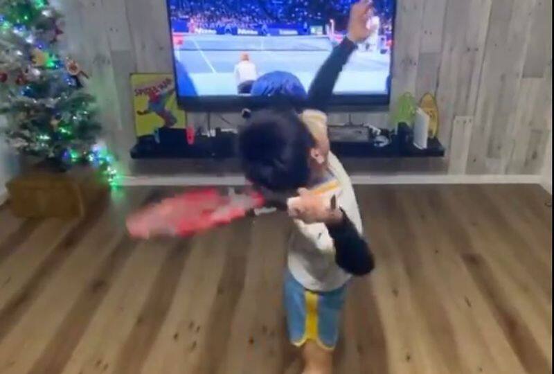 Tennis fans applauds Kid for imitates roger federer foot work