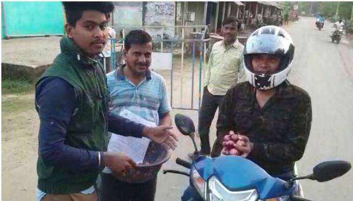 বিনা পয়সায় এক কেজি  করে পেঁয়াজ, বর্ধমানে মানতে হলো ছোট্ট শর্ত