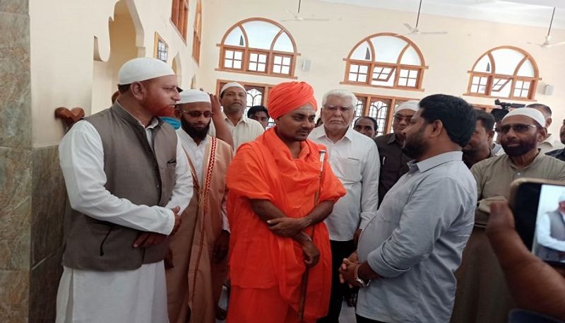 Swamiji and Women Enter to Masjid in Koppal