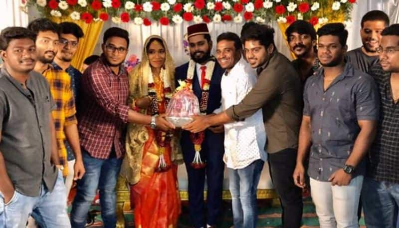 Tamil Nadu Couple Gets Bouquet Of Onion At Wedding