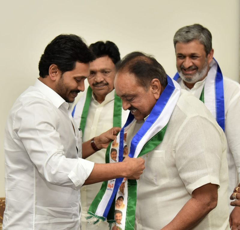 bjp senior leader gokaraju gangaraju join in  ysrcp