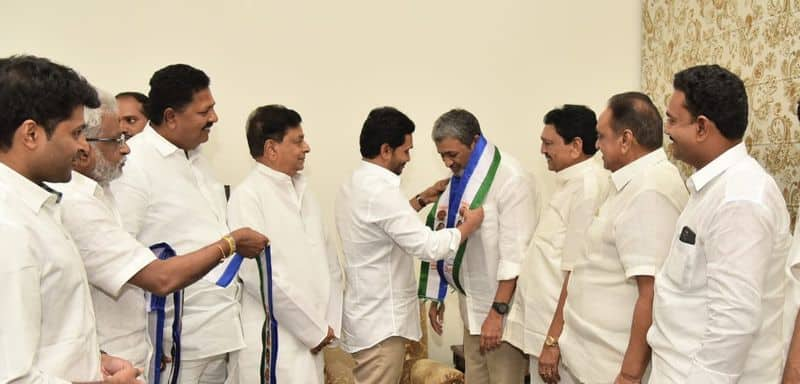 bjp senior leader gokaraju gangaraju join in  ysrcp