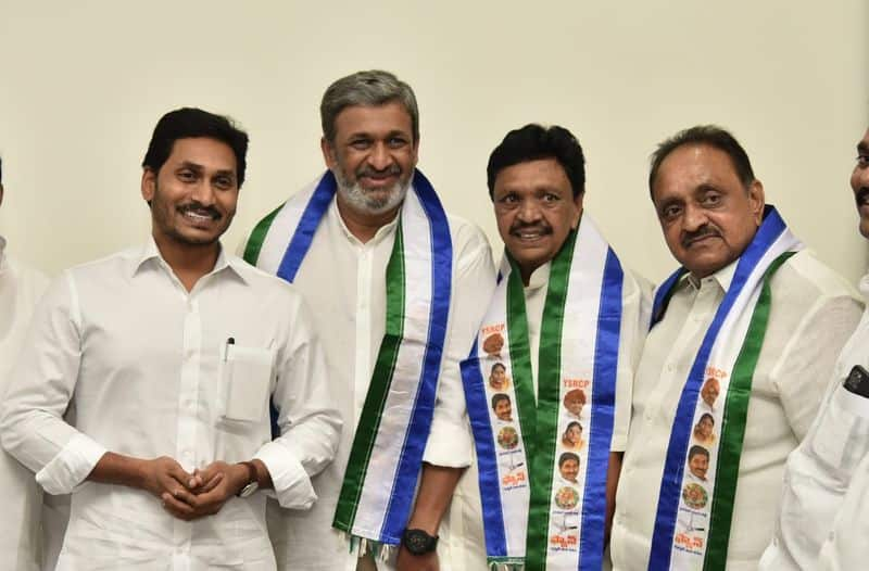 bjp senior leader gokaraju gangaraju join in  ysrcp