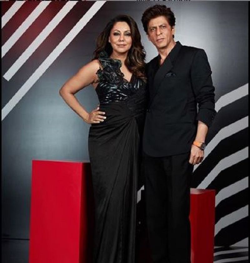 Shah Rukh Khan holds train of Gauri Khan gown at Award ceremony