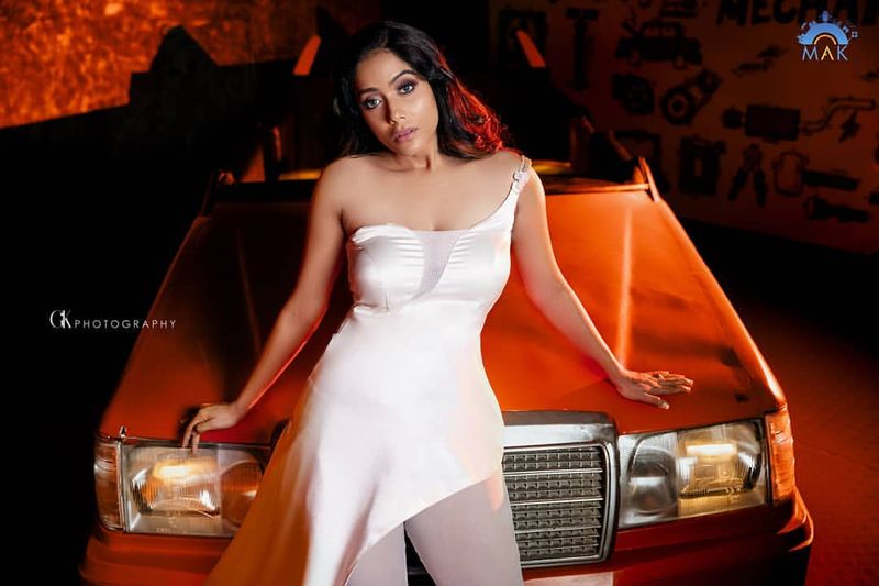 Netizens Slams Big Boss Abhirami For Over Glamour Photo Shoot