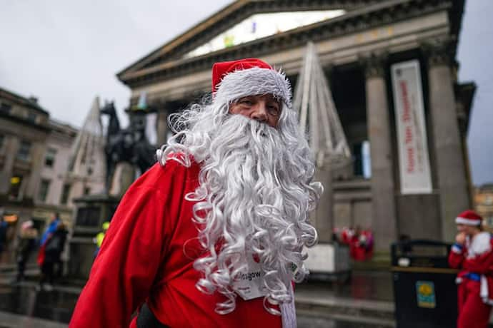 Christmas 2021: সান্তার উপহার পেতে ঝোলাতে হয় মোজা, জেনে নিন কেন সান্তা ক্লজ মোজার মধ্যে উপহার দেন