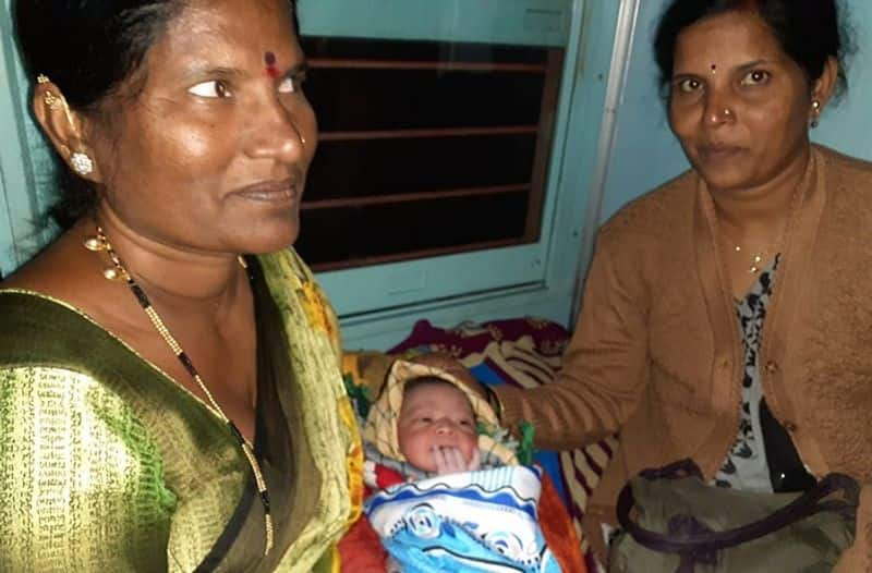 woman give birth to baby in moving train at yadgir