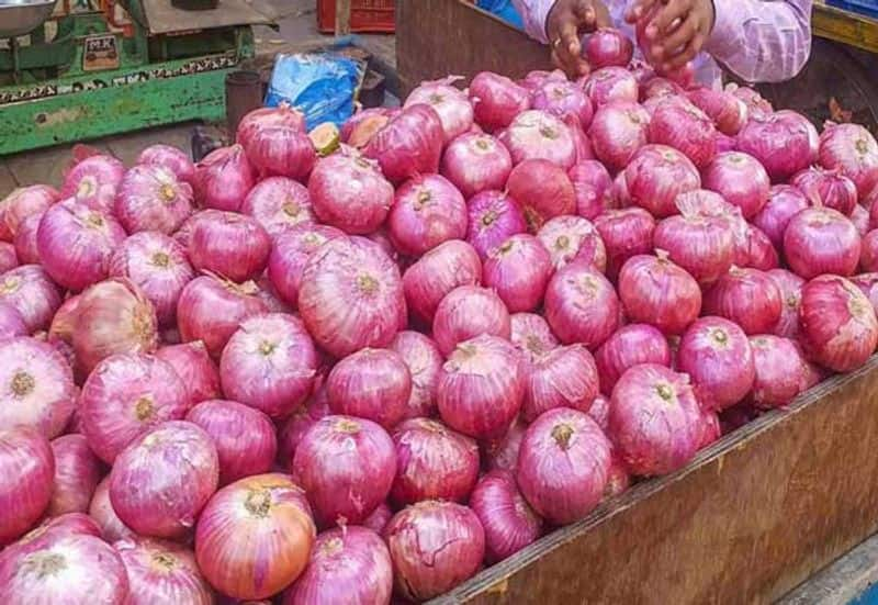 ammk candidate came with onion garland for nomination