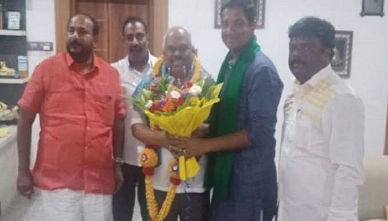 Karnataka Politics Hoskote Independent MLA Sharath Bachegowda Meets Former Speaker Ramesh Kumar