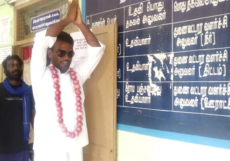 ammk candidate came with onion garland for nomination