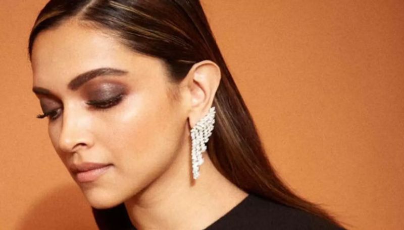 Deepika padukone honored crystal award by world economic forum