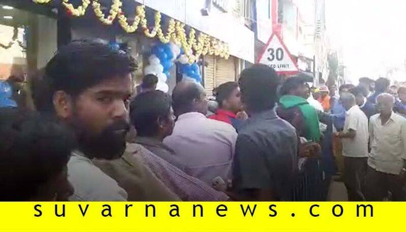 People Throng As Davanagere Mobile Shop Offers Mobiles For Rs 200