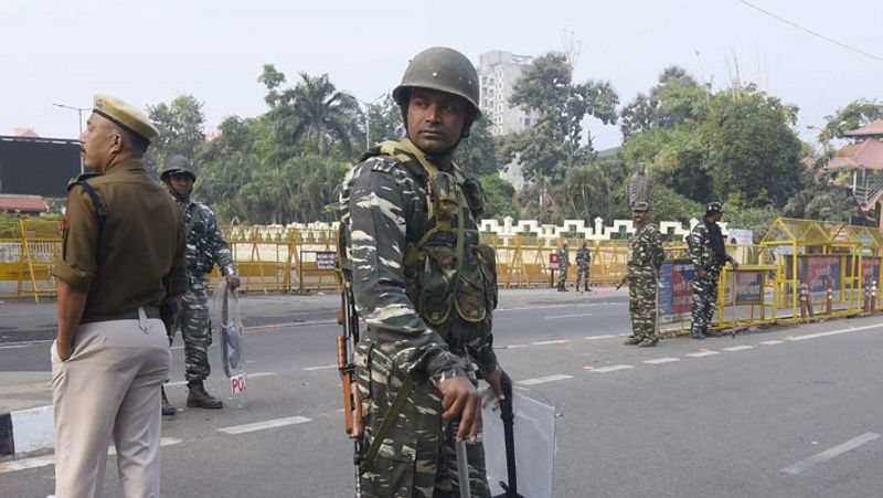 protesters pelt stone to ksrtc bus in Belthangady