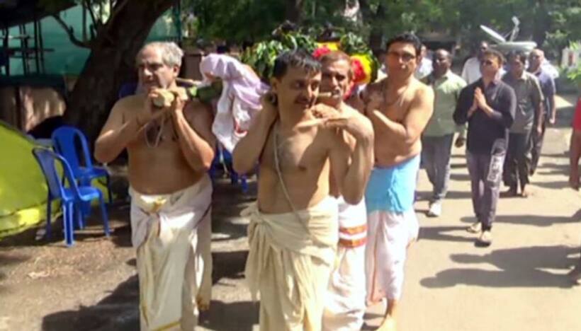 గొల్లపూడి మారుతీరావు అంత్యక్రియలు.. తుది వీడ్కోలు పలికిన సెలెబ్రిటీలు!