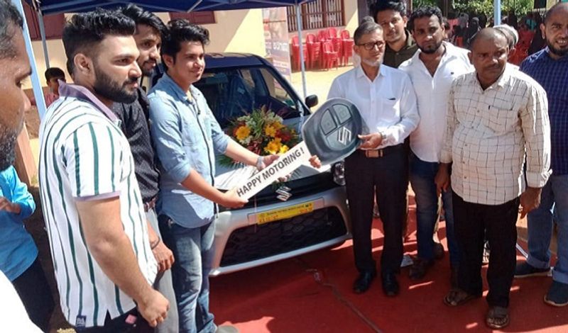 old students gifts car to their teacher in mangalore