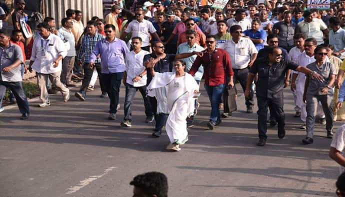 রেল, পথ অবরোধ চলছে, মিছিলে যোগ দিতে আবেদন মমতার