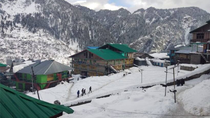 बर्फबारी, शीत लहर से उत्तर भारत की हालत खराब, ठंडी से 3 मौतें; जगह जगह जलाने पड़ रहे अलाव