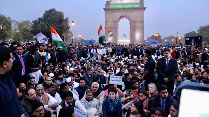 प्रियंका गांधी ने इंडिया गेट के सामने किया प्रदर्शन, कहा, देश के लिए एकजुट होना पड़ेगा