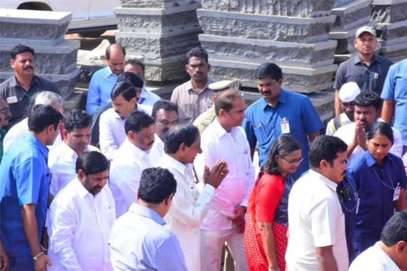 యాదాద్రికి సీఎం కేసీఆర్: ఆలయంలో ప్రత్యేక పూజలు