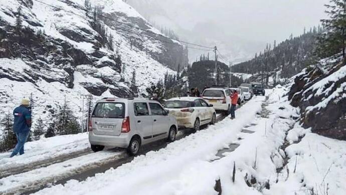 उत्तर भारत में शीत लहर का प्रकोप जारी, हिमाचल में रात भर गिरी बर्फ