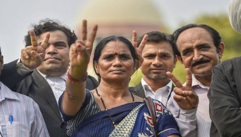 దోషి అక్షయ్ కుమార్ సింగ్ రివ్యూ పిటీషన్ కొట్టివేత: నిర్భయ తల్లి హర్షం