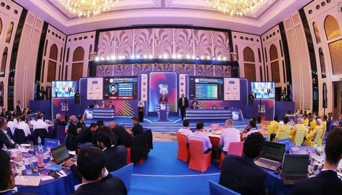 <p>ஐபிஎல் 13வது சீசன் கொரோனா அச்சுறுத்தலுக்கு மத்தியிலும், பல சவால்களை எதிர்கொண்டு ஐக்கிய அரபு அமீரகத்தில் வெற்றிகரமாக நடத்தி முடிக்கப்பட்டுவிட்டது. அடுத்த சீசனுக்கான ஏலம் பெரிய ஏலமாக நடக்கவுள்ளது.</p>
