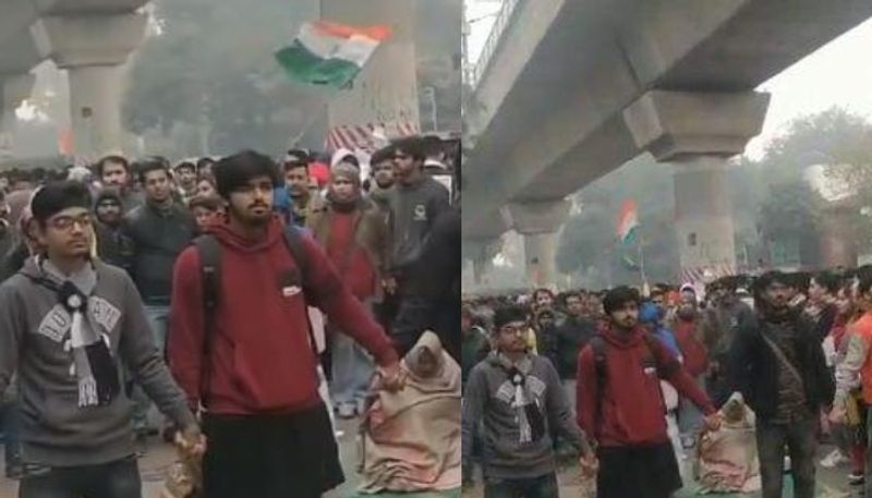 video of Hindus and Sikhs protect  Muslims who read namaz during protest