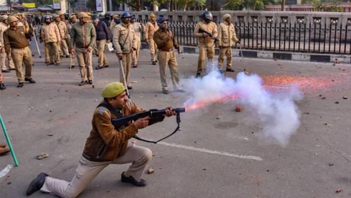 CAA विरोधः हिंसक प्रदर्शन को रोकने के लिए पुलिस की फायरिंग, मंगलोर में 2 तो लखनऊ में एक की मौत