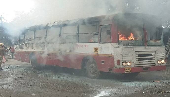 नागरिकता संशोधन कानून का विरोध हिंसक, गोली लगने से युवक की मौत, तीन बसों में लगाई आग