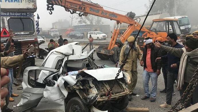 कोहरे ने डाला ड्राइवर की आंखों पर पर्दा, नहीं दिखी आगे चल रही कार और कर दिया चकनाचूर