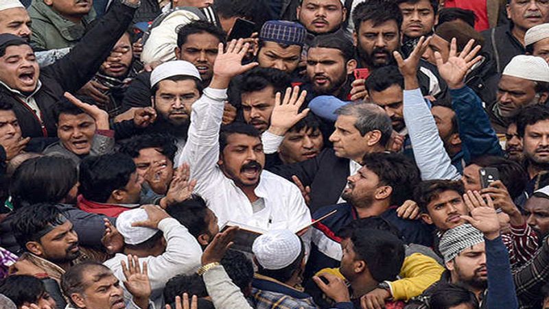 Bhim Army chief Chandrashekhar Azad taken into police custody from Jama Masjid