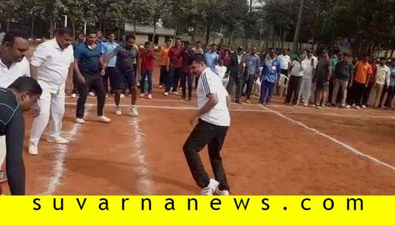 SP Ravi D Channannavar Played Kabaddi With colleagues