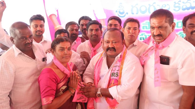 karimnagar ex carporators joined in trs presence of gangula kamalakar