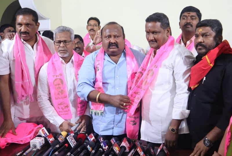 congress ex carporator joins trs presense of minister gangula kamalakar