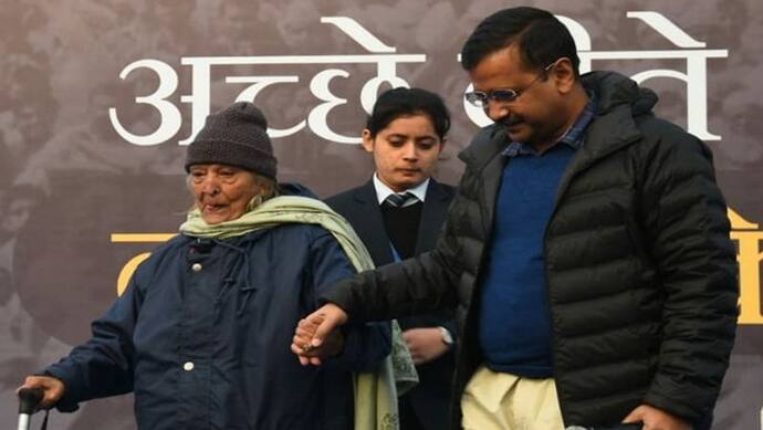 दिल्ली का जिम्मेदार बेटा, दूसरे टाउनहाल में शामिल हुए CM केजरीवाल, वायरल हुई तस्वीर